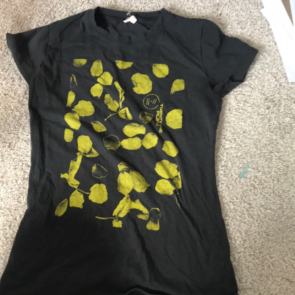 Woman’s twenty one pilots tshirt